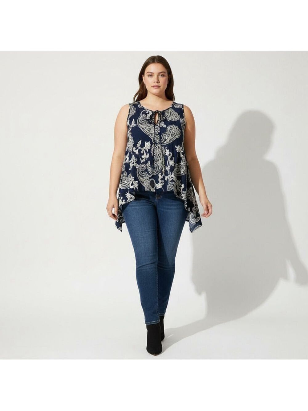 Women Plus SJS Navy Paisley Print Sleeveless Tie Neck Top Size 1X